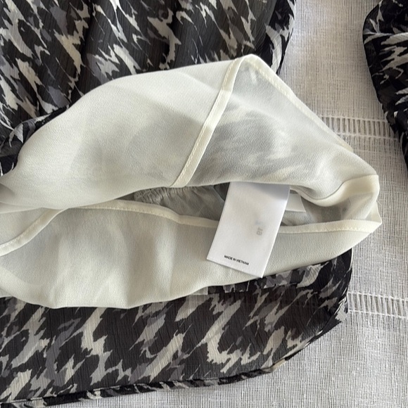 Express NWT Black and White Peplum Long Sleeved Blouse - Picture 10 of 13